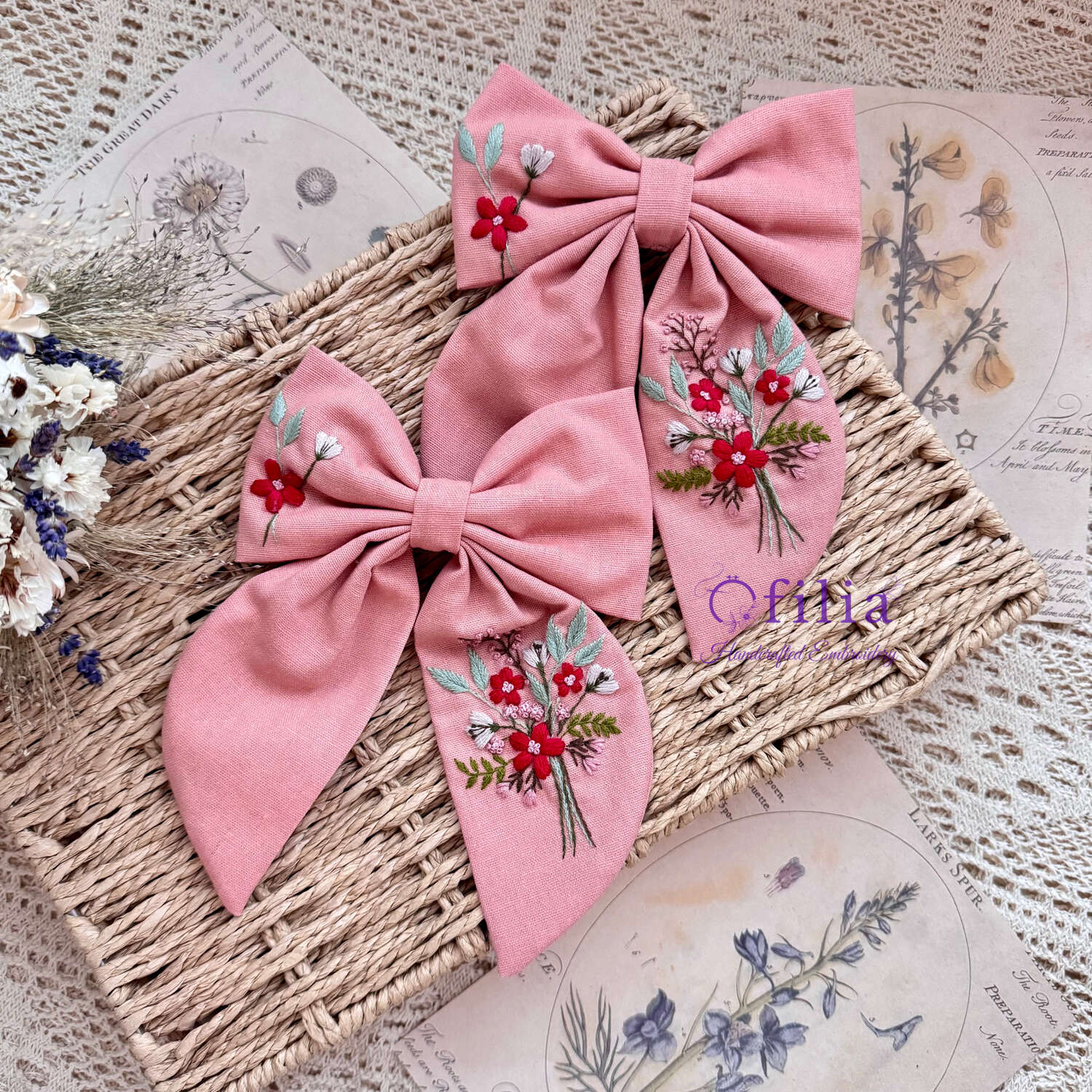 Käsinkirjailtu Villipunainen Puutarha hiusrusetti – Ofilia Handmade