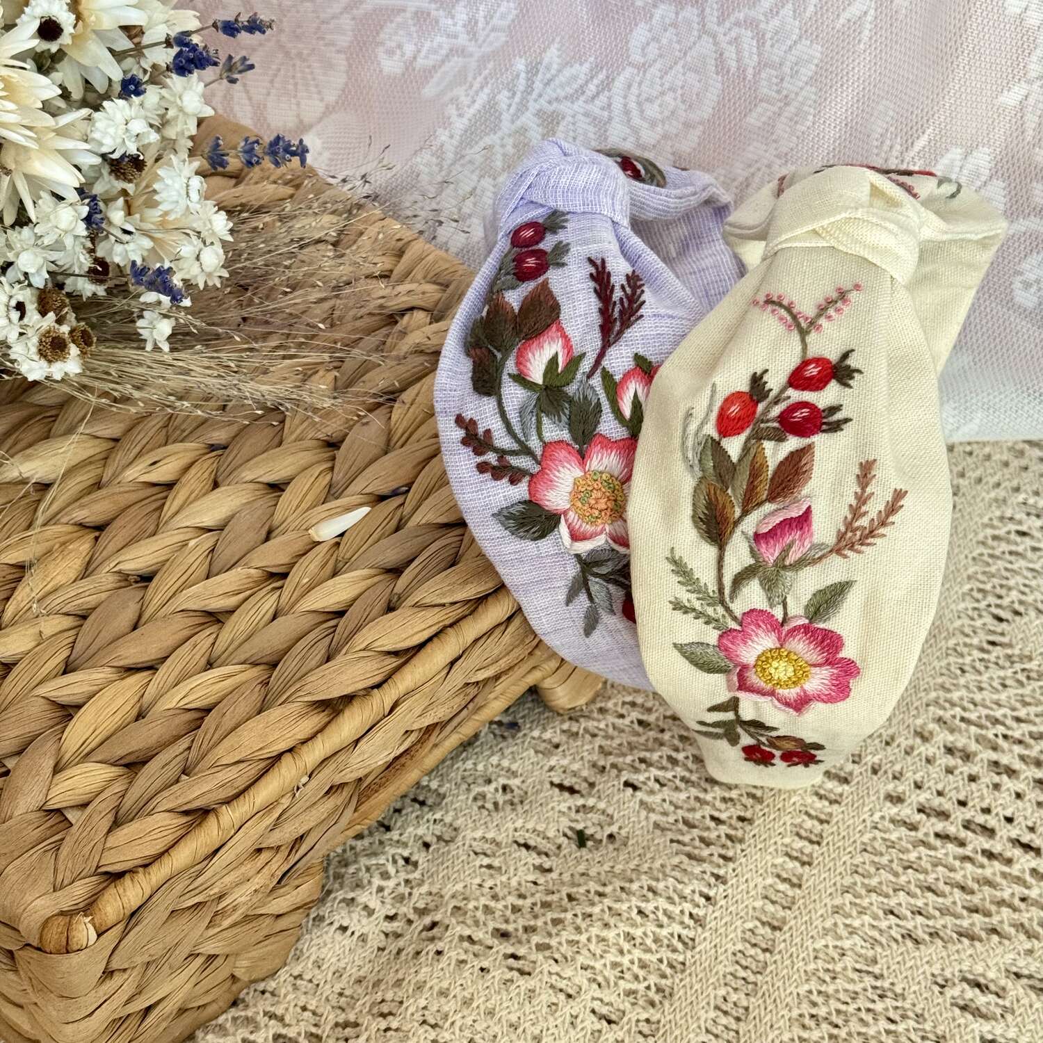 Käsin kirjottu turbaanipanta, villiruusu-aiheinen kuvio kankaalla