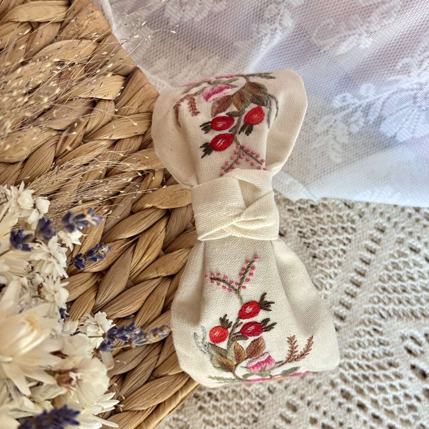 Käsin kirjottu turbaanipanta, villiruusu-aiheinen kuvio kankaalla