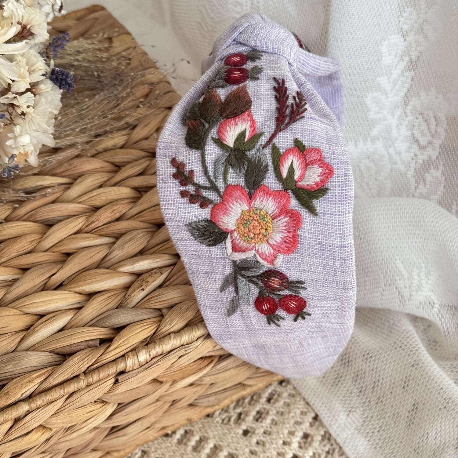 Käsin kirjottu turbaanipanta, villiruusu-aiheinen kuvio kankaalla