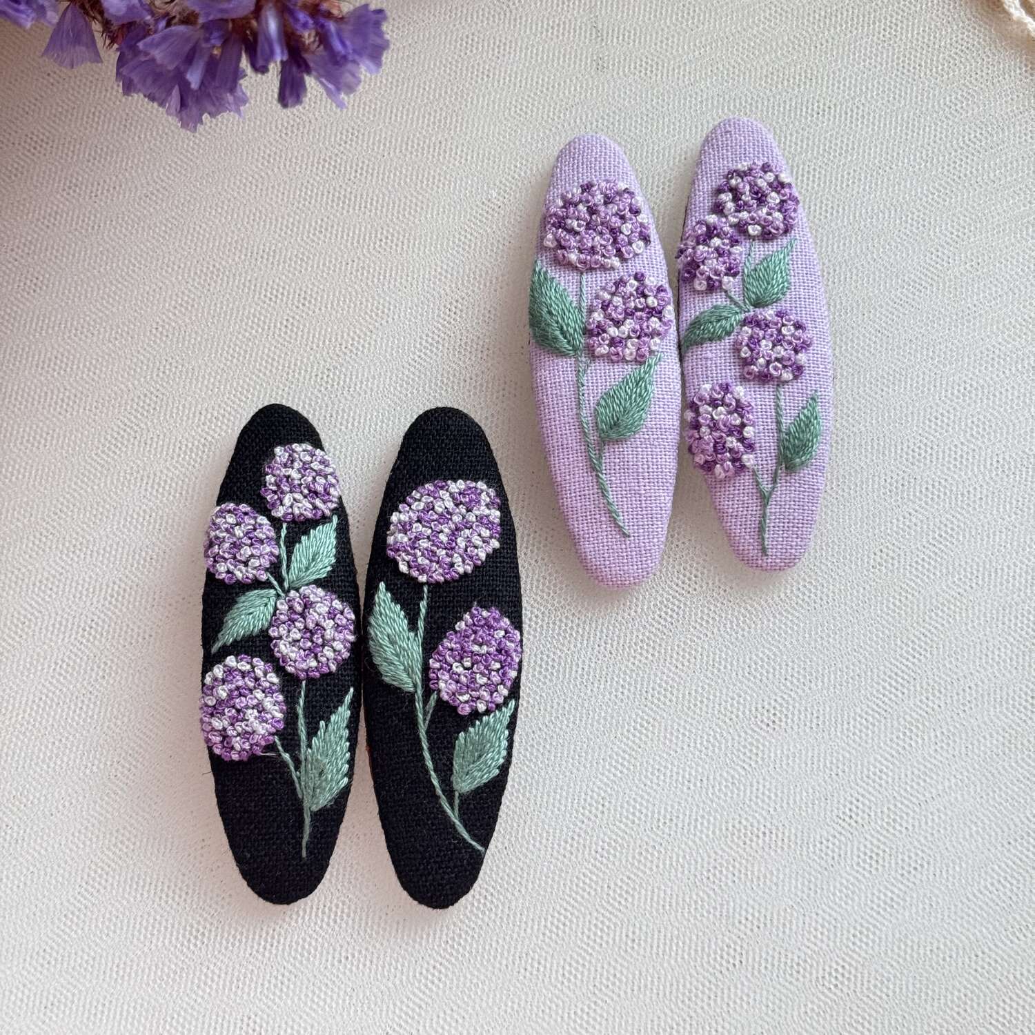 Käsin kirjotut hiuspinnit, violetti hortensia -aiheinen kuvio kankaalla