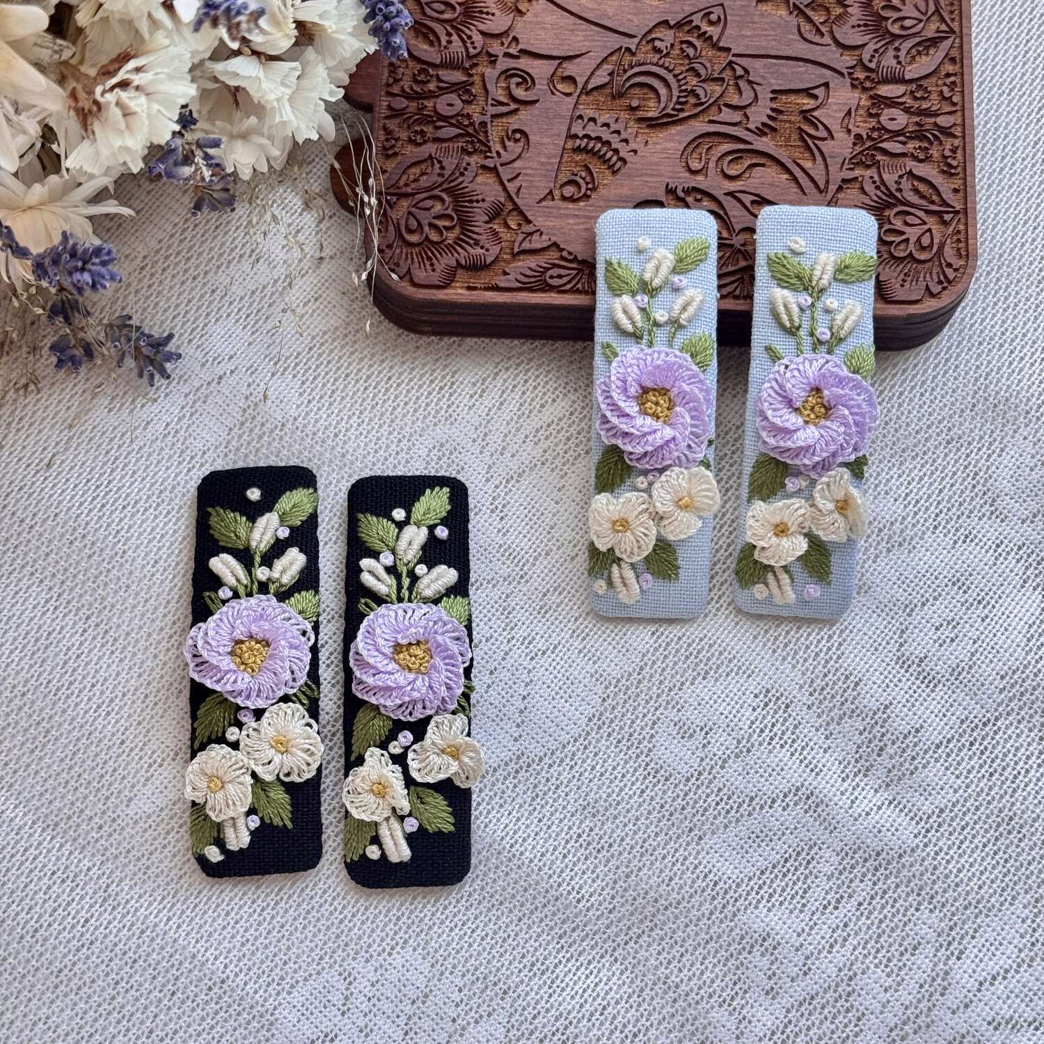 Käsin kirjotut hiuspinnit, violetti ruusukimppu -aiheinen kuvio kankaalla