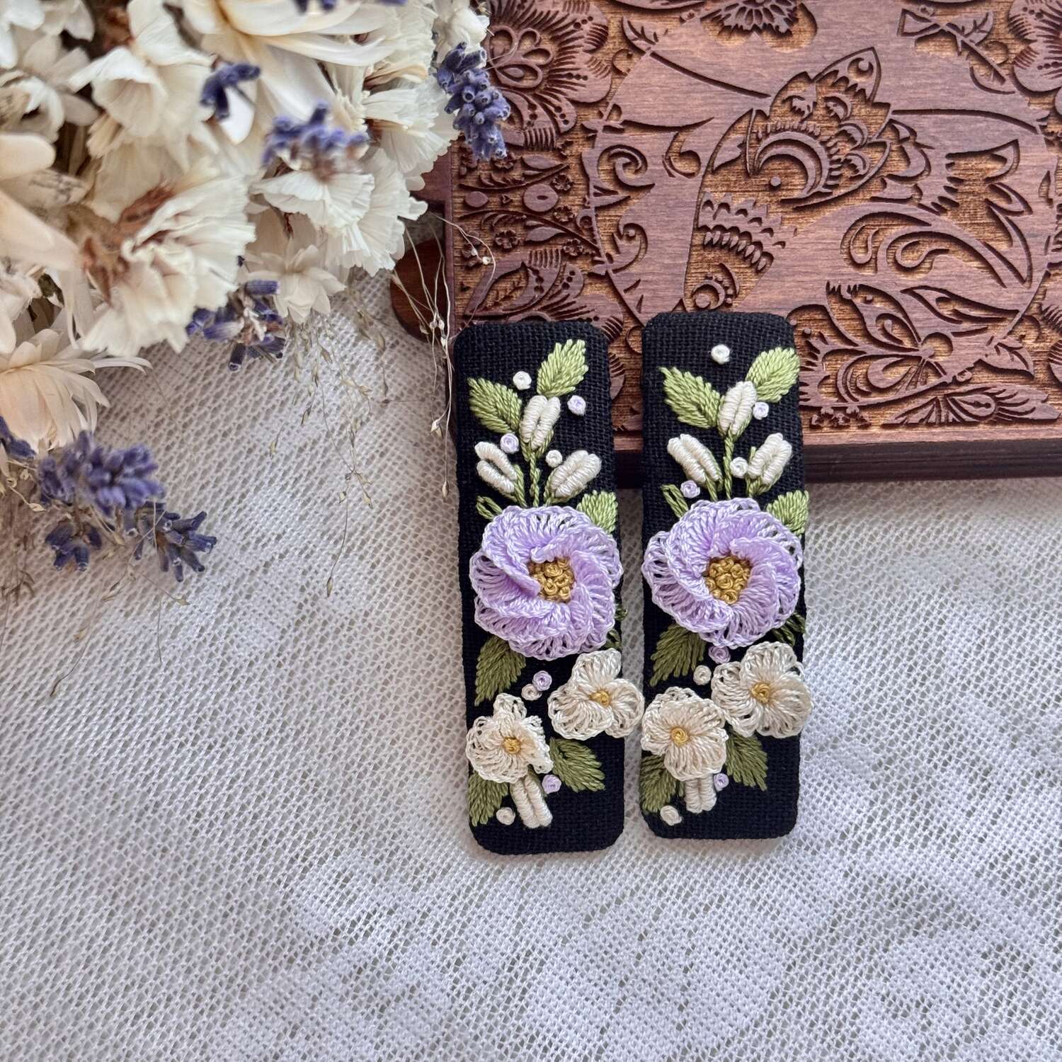 Käsin kirjotut hiuspinnit, violetti ruusukimppu -aiheinen kuvio kankaalla