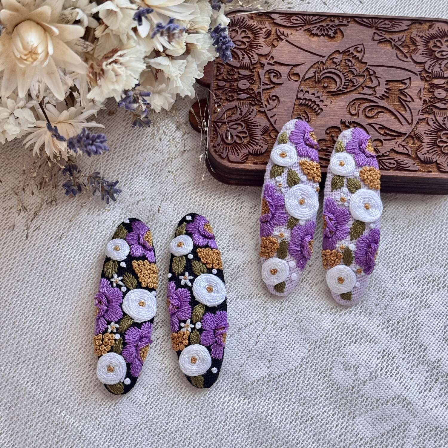 Käsin kirjotut hiuspinnit, violetti ja valkoinen kukkakimppu -aiheinen kuvio kankaalla