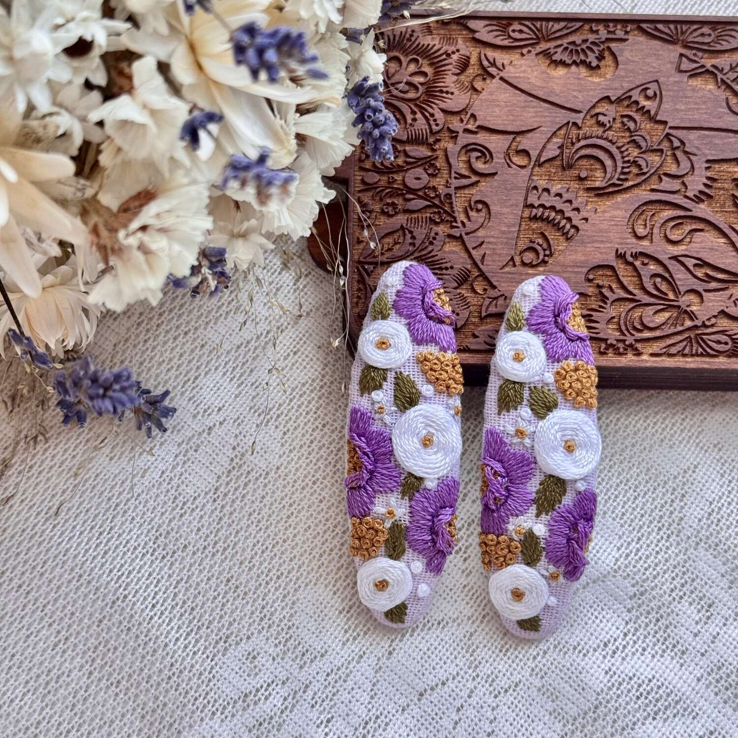 Käsin kirjotut hiuspinnit, violetti ja valkoinen kukkakimppu -aiheinen kuvio kankaalla
