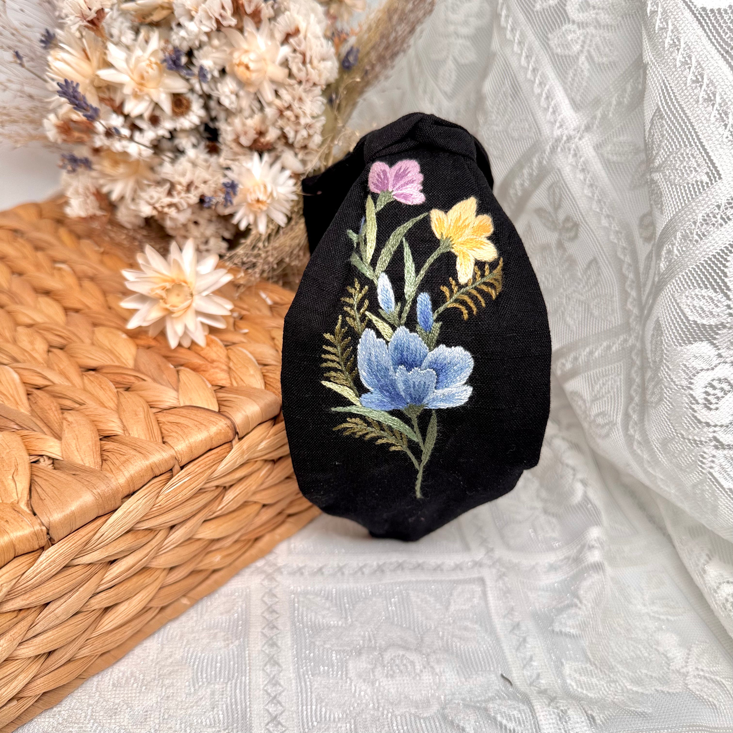 Käsin kirjottu turbaanipanta, violetti lilja -aiheinen kuvio kankaalla