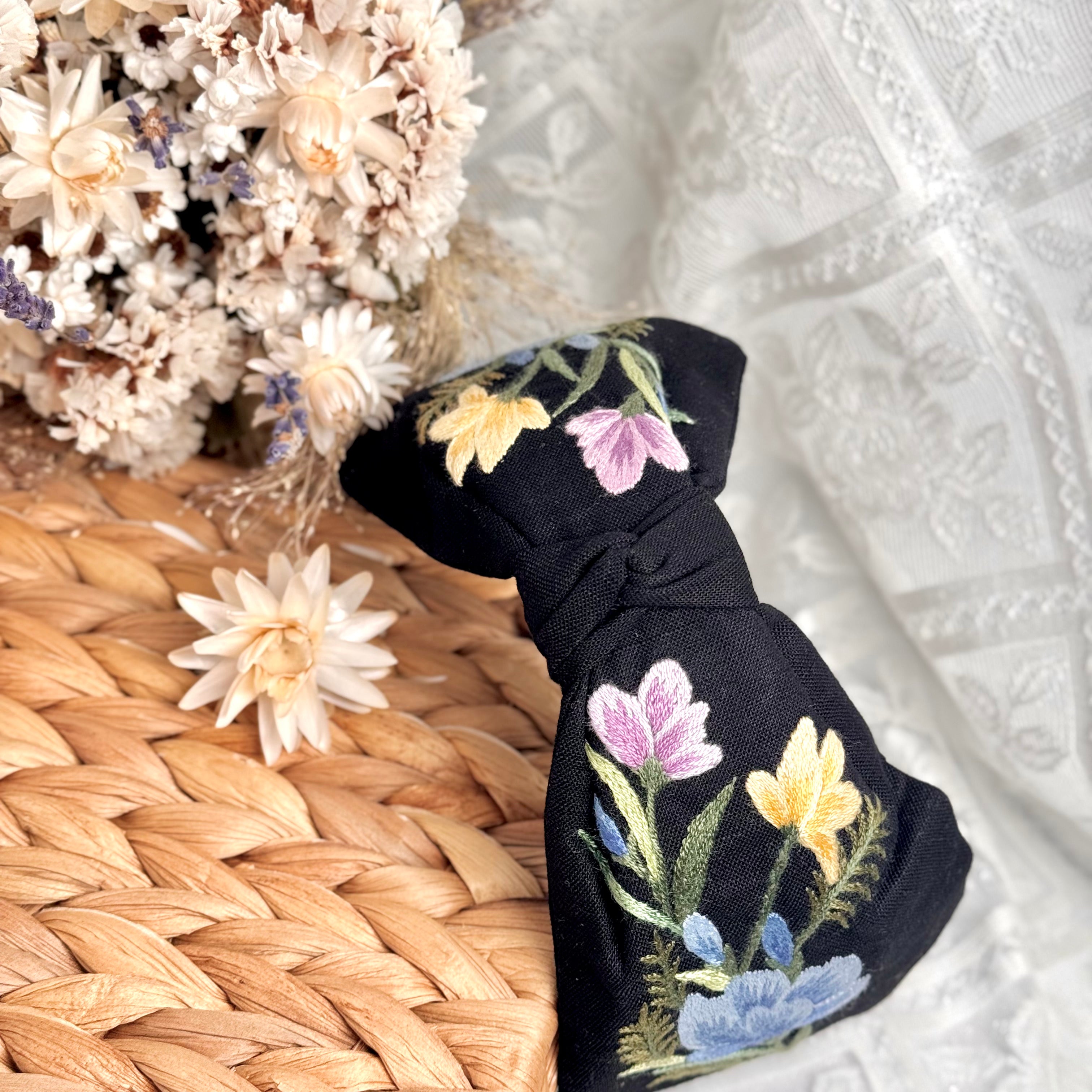 Käsin kirjottu turbaanipanta, violetti lilja -aiheinen kuvio kankaalla