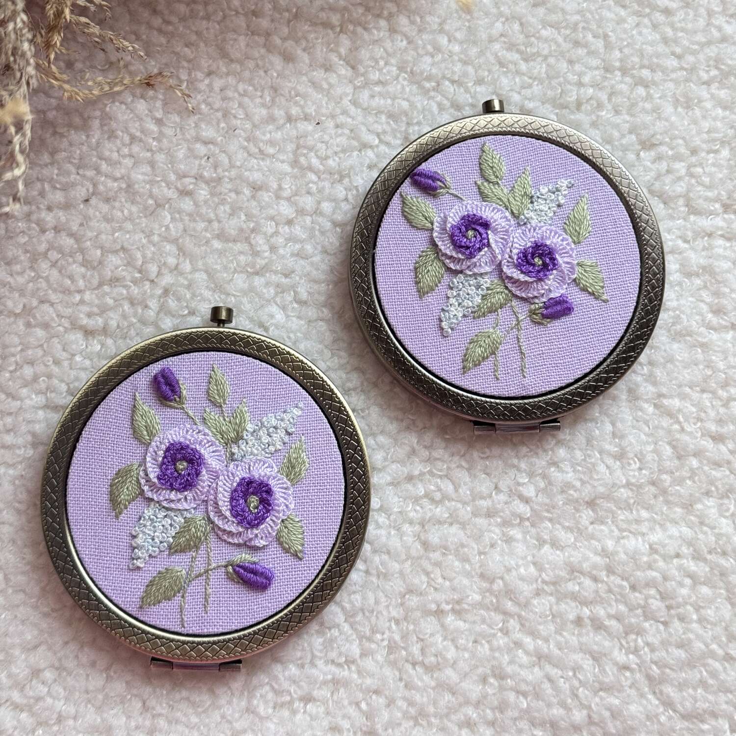 Käsin kirjottu taskupeili, violetti ruusu ja niittykukka -aiheinen kuvio kannessa