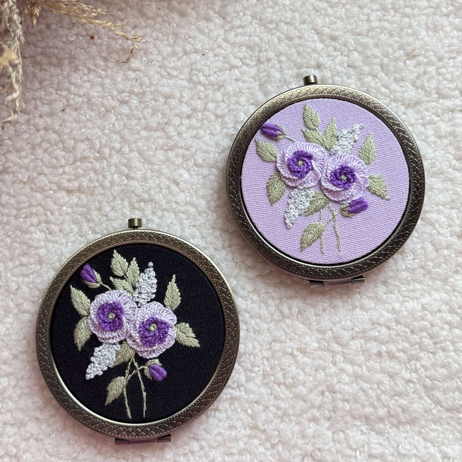 Käsin kirjottu taskupeili, violetti ruusu ja niittykukka -aiheinen kuvio kannessa