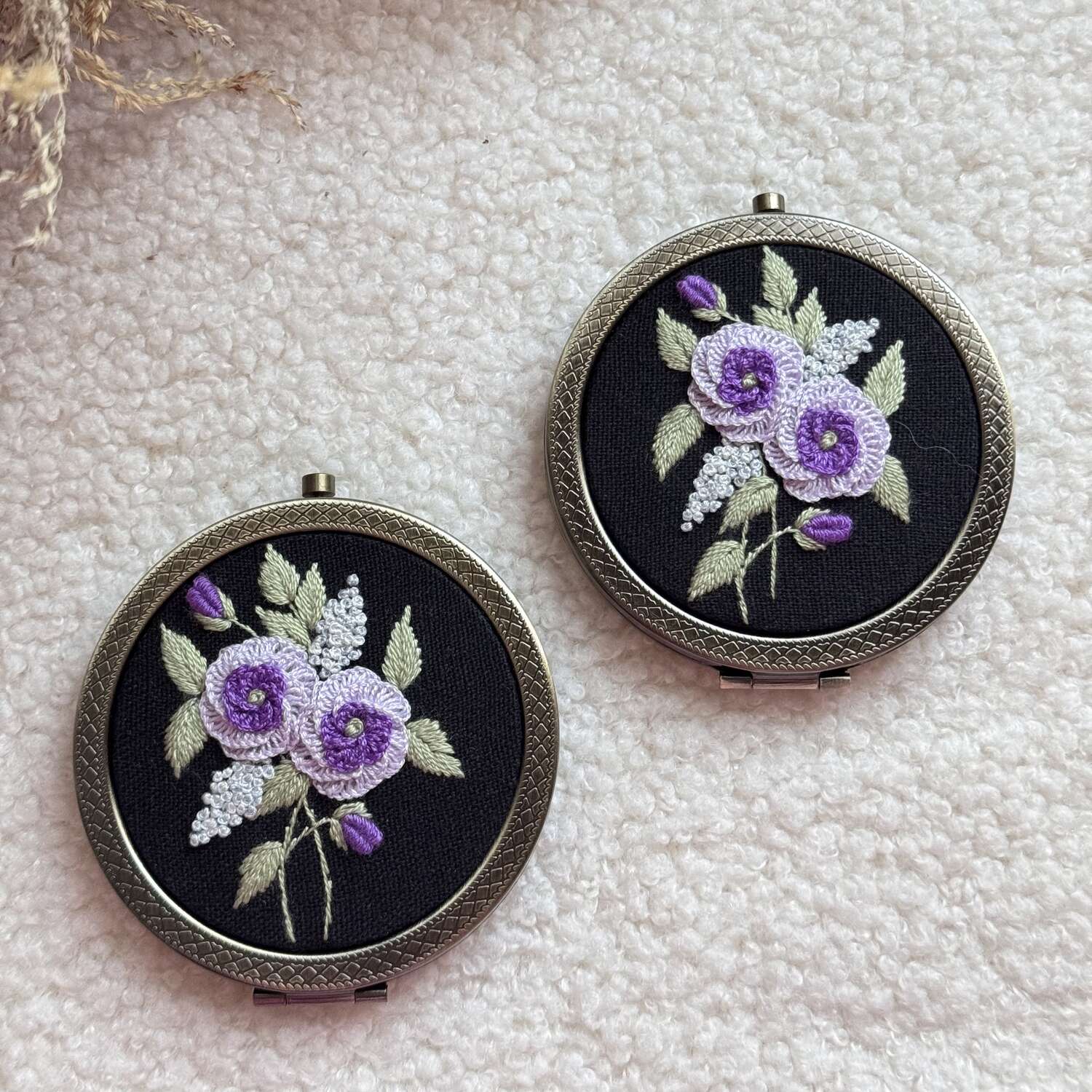 Käsin kirjottu taskupeili, violetti ruusu ja niittykukka -aiheinen kuvio kannessa