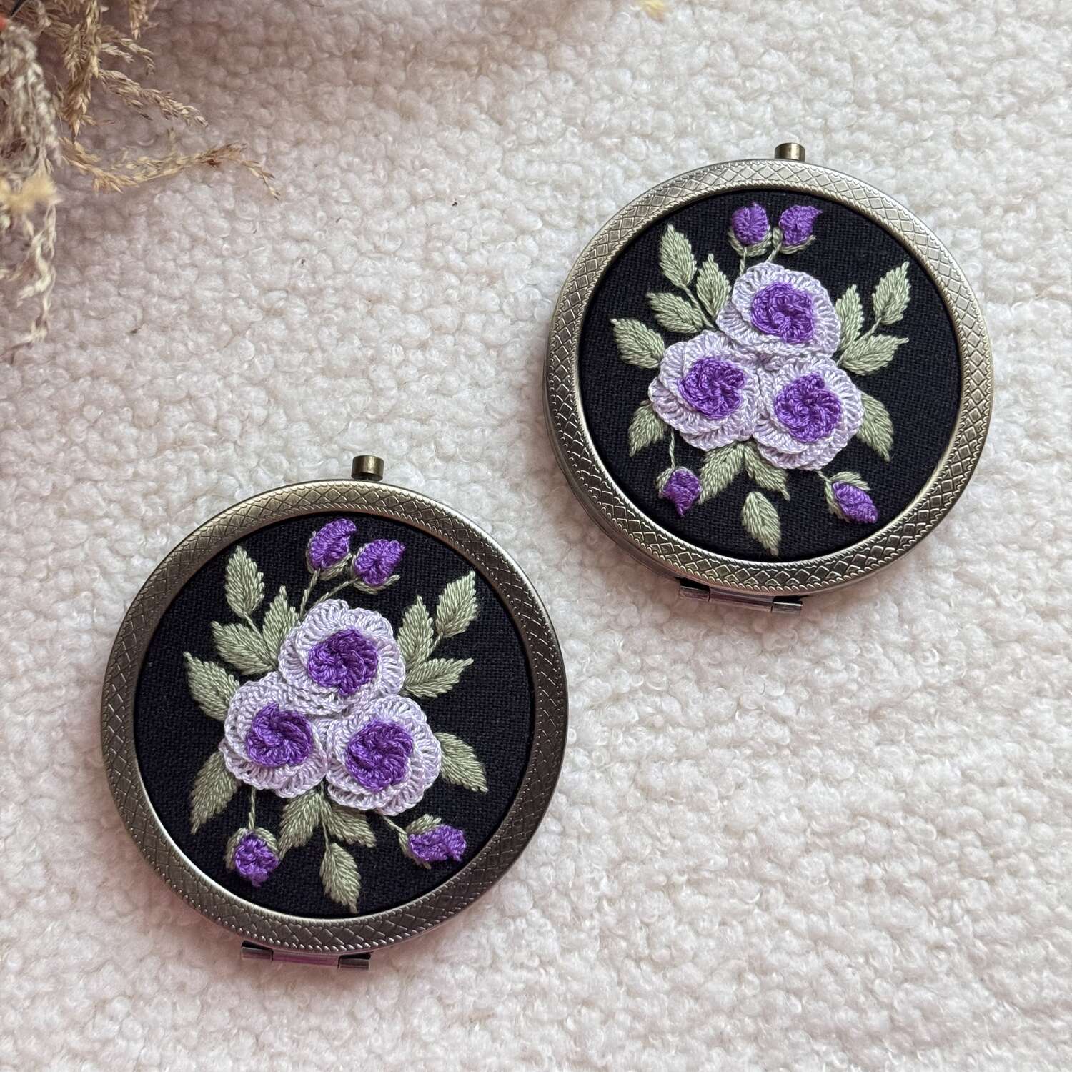 Käsin kirjottu taskupeili, violetti ruusukimppu-aiheinen kuvio kannessa