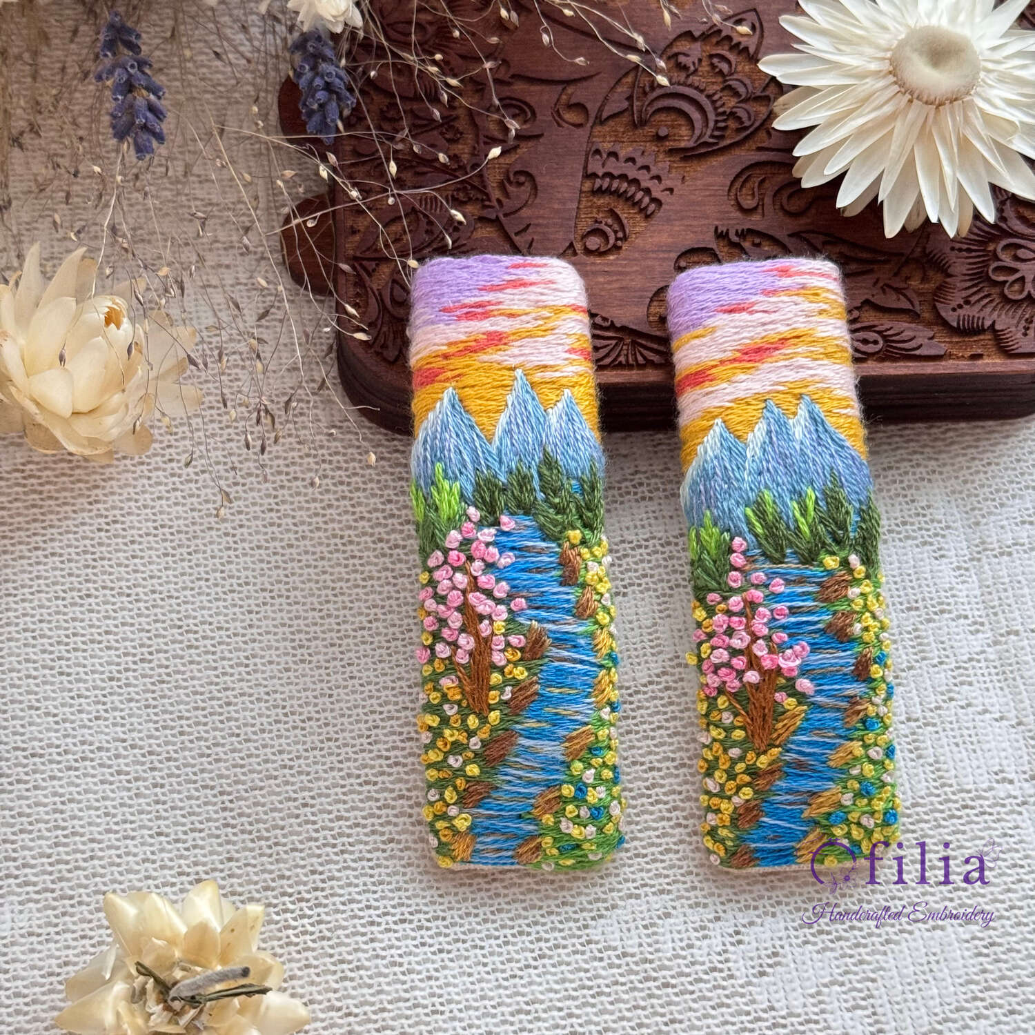 Käsinkirjailtu vuoret ja auringonlasku maisemahiuspinni – Ofilia Handmade