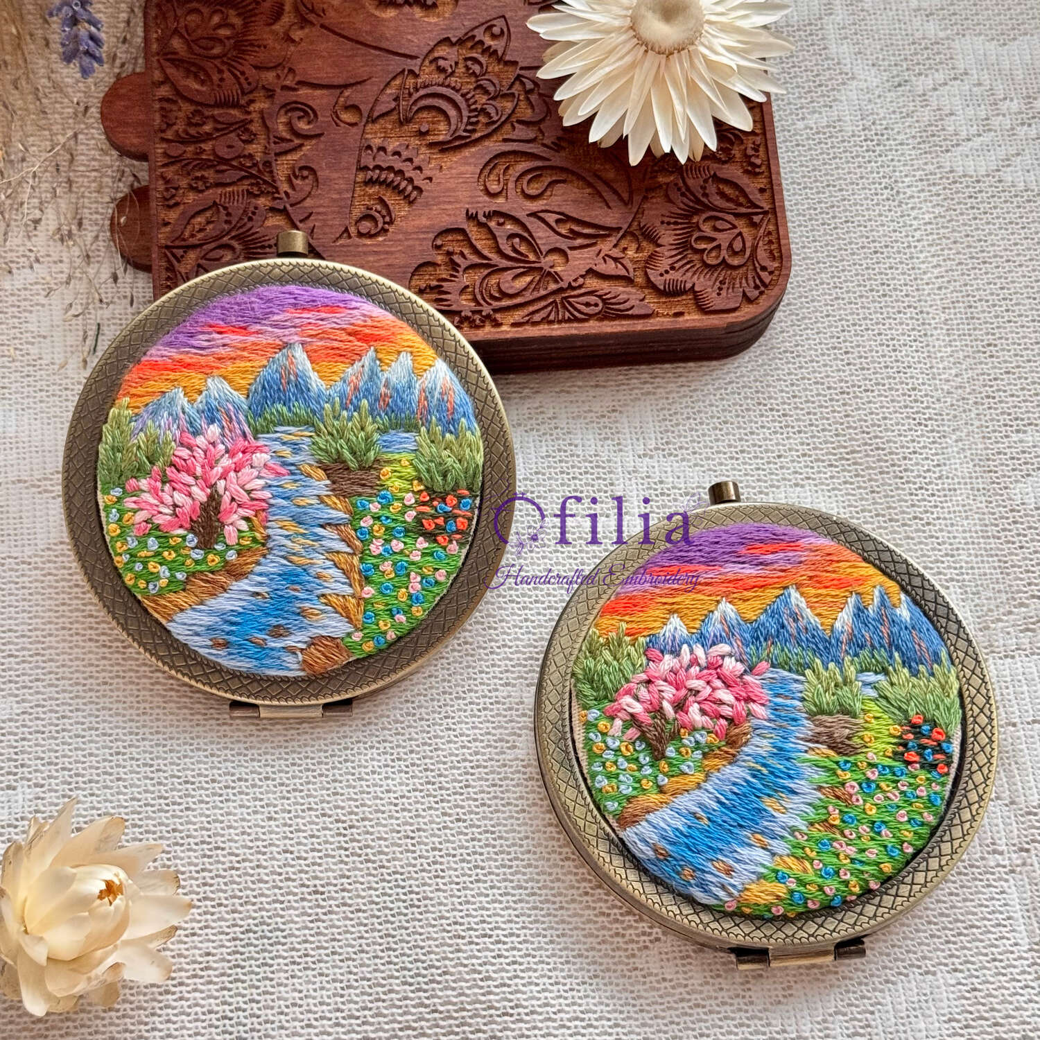 Käsinkirjailtu vuoret ja auringonlasku maisemataskupeili – Ofilia Handmade