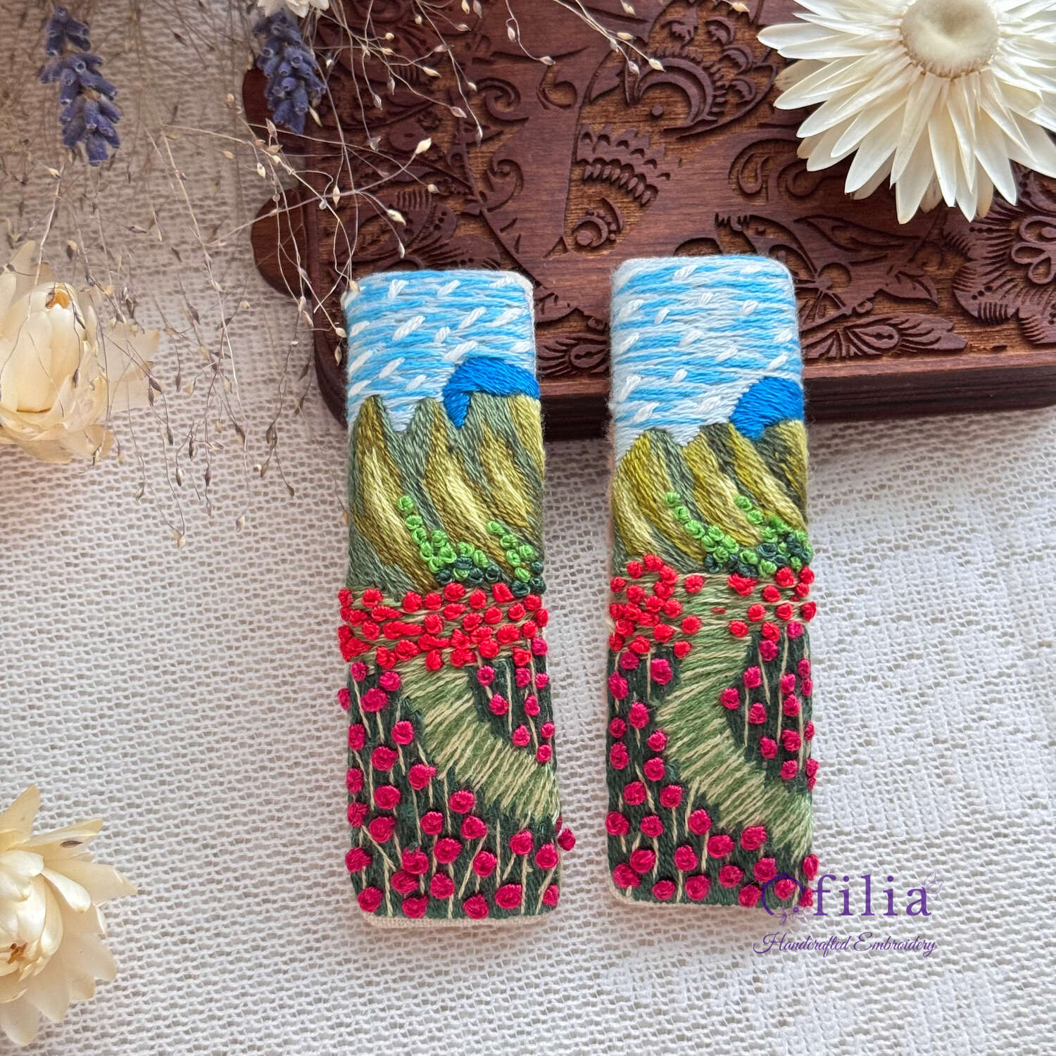 Käsinkirjailtu vuoret ja punaiset kukat maisemahiuspinni – Ofilia Handmade