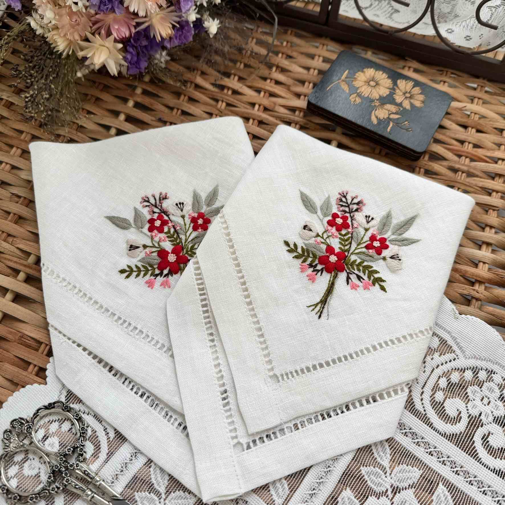 Villipunainen Puutarha Nenäliina