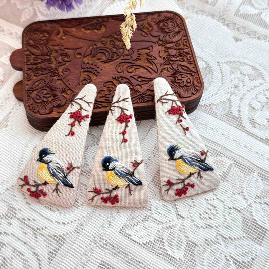 Brodeeratut söpöt eläinten hiusneulat - söpö kettu ja mehiläinen